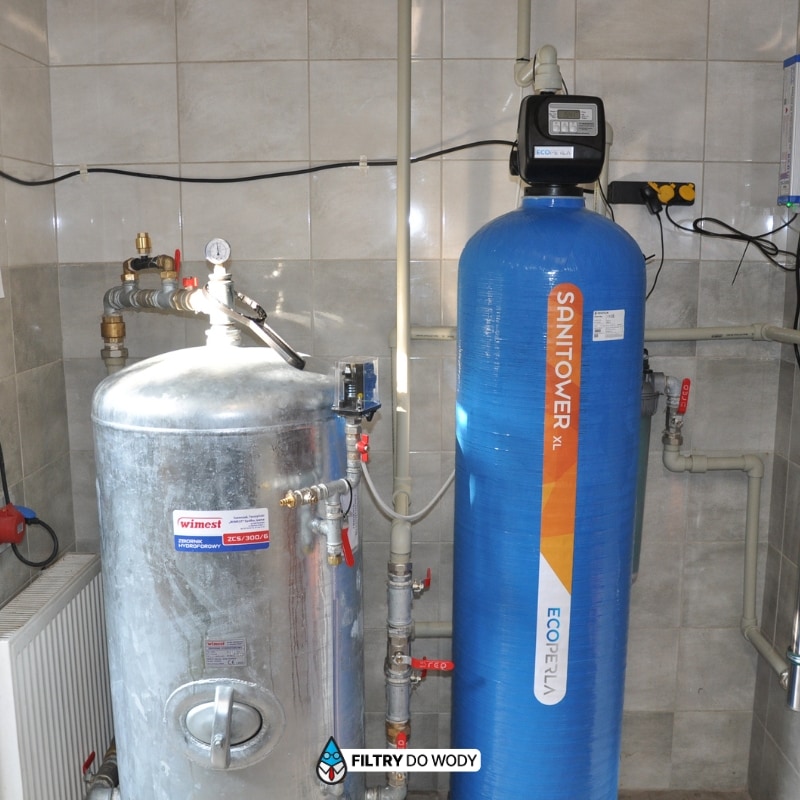 Zamontowany odżelaziacz wody Ecoperla Sanitower