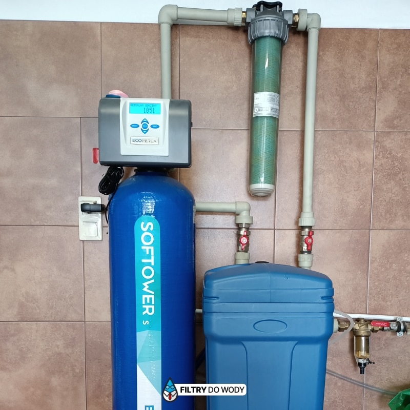 Zamontowany zmiękczacz wody Ecoperla Softower