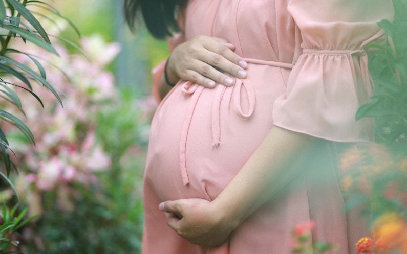 Nieoceniona rola wody w trakcie ciąży – ile pić? Jaka powinna być jej jakość?