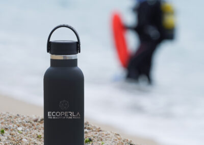 Butelka termiczna Ecoperla Runbott na plaży