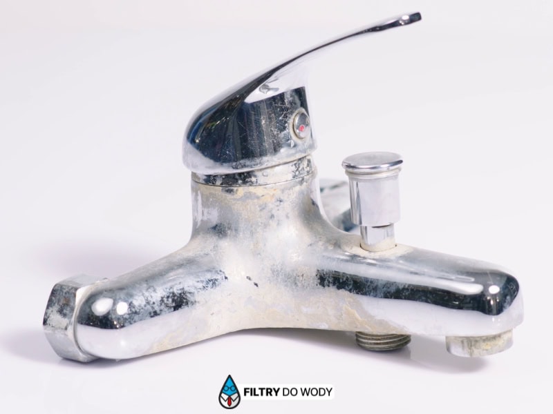 Kamienny osad na kranie