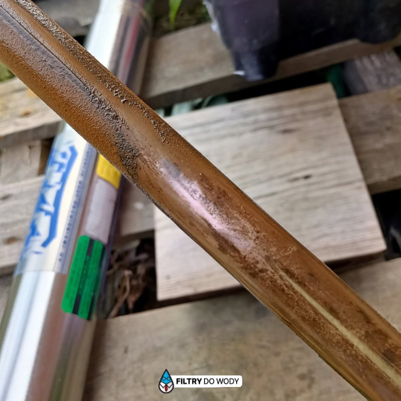 Osłona żarnika UV zabrudzona osadem z żelaza